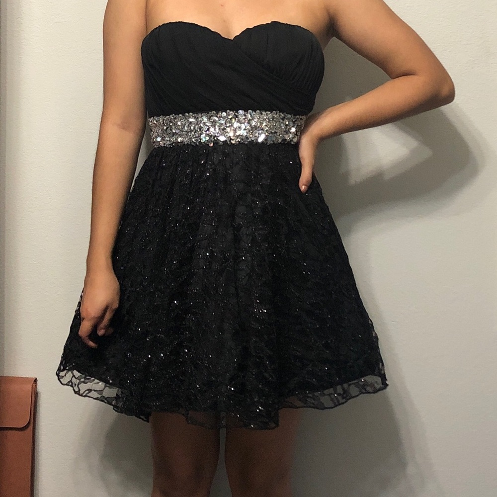 Black strapless sweetheart dress.